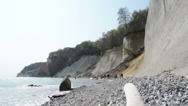 Rugen eiland (Duitsland) mensen wandelen langs de krijt cliff rotsen, lente. — Stockvideo