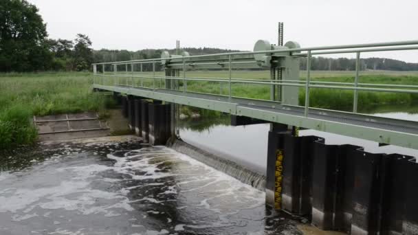 Weir no rio Rhin. Havelland (Brandenburg, Alemanha) ). — Vídeo de Stock