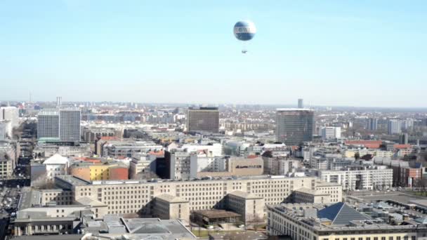 Αστικό τοπίο γύρω από την πλατεία Potsdamer Platz. μεγάλη γωνία θέα πάνω από την πόλη με δυτική περιοχή tiergarten και πόλη. — Αρχείο Βίντεο
