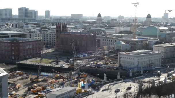 Pohled na rekonstrukci městského paláce na centru v Berlíně. V Berlíně se nachází — Stock video