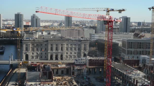 Jeřáb na rekonstrukci městského paláce v okrese Berlin Mitte. — Stock video