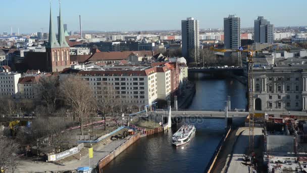 施普雷河在尼古拉区柏林米特 （德国）。在背景旅游船和驳船来沿着河. — 图库视频影像