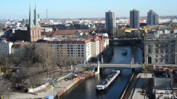 Río Spree en el distrito Nikolai de Berlín Mitte (Alemania). En el fondo barco turístico y barcaza que viene a lo largo del río . — Vídeos de Stock