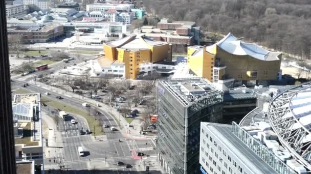 Panoráma města kolem náměstí Potsdamer Platz. pohled z vysokého úhlu nad městem s tiergarten a město Okres Západ. — Stock video