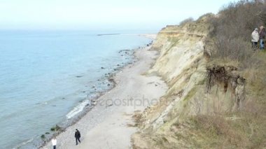 İnsanlar köyün Wustrow Darss yarımadalar (Mecklenburg-Vorpommern, Germany), Baltık Denizi plajda yürüyorduk. Sağ tarafta tipik kum tepeleri üzerinde.