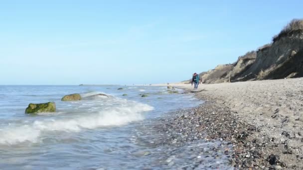 Gente caminando por la playa del Mar Báltico del pueblo de Wustrow en las penínsulas de Darss (Mecklemburgo-Vorpommern, Alemania). En el lado derecho dunas de arena típicas . — Vídeos de Stock