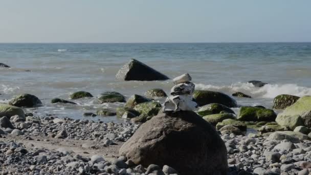 Flint stone skulpturer på stranden Darss halvöar (Mecklenburg-Vorpommern, Tyskland). På höger sida typiska sanddynerna. — Stockvideo