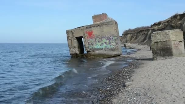 Бомба притулок з графіті на березі Балтійського моря. ходити по пляжу від Вустров по відношенню до Аренсхоп (Німеччина) — стокове відео