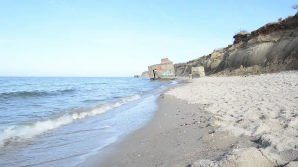 Бомба притулок з графіті на березі з Балтійського моря, село Аренсхоп в Darss півостровів (Мекленбург-Передня Померанія, Німеччина). — стокове відео