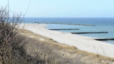 Darss yarımadalar (Mecklenburg-Vorpommern, Germany) adlı Ahrenshoop köy, Baltık Denizi sahili. Sağ tarafta tipik kum tepeleri üzerinde.