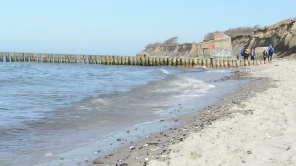 与涂鸦上岸边的波罗的海，村庄阿伦肖普在达尔斯半岛 penisulas （梅克伦堡-前，德国的防空洞). — 图库视频影像
