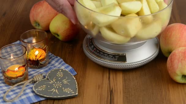 Torta de maçã assando. Pesar a maçã em escamas . — Vídeo de Stock