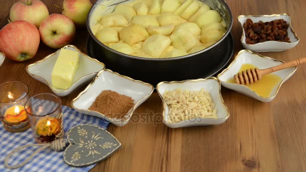 Pastel de manzana horneado. Coloca cucharas en el tazón con los ingredientes como miel, canela, azúcar, rodajas de almendras — Vídeos de Stock