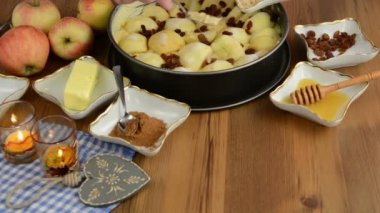 Elmalı pasta pişirme. Slivered badem ham elma pasta serpilir. Ayrıca, bal, tarçın, şeker, Kuru üzüm gibi maddeler vardır