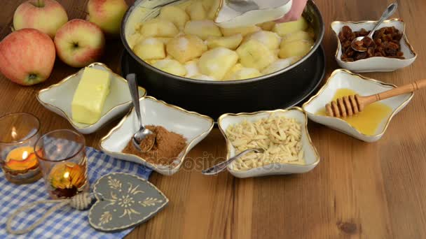 Apple pie bakning. Stänkte socker på de råa äppelpajen. Dessutom det finns ingredienser såsom honung, kanel, socker, mandel slivers — Stockvideo