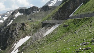 Alpler üzerinden grossglockner yol boyunca sürüş turist.