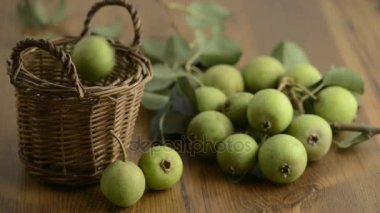Sepet içinde Avrupa yabani armut aşağı düşüyor