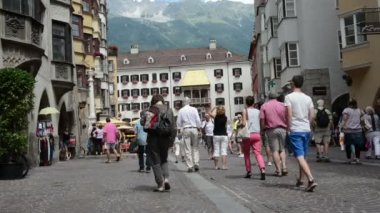 Innsbruck altın çatısı ile insanlar. 