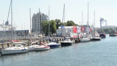 Marina Warnemuende ve tarihi kentin parçaları görülebilir. Tekne filme. 