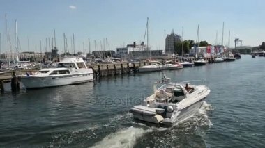 Marina Warnemuende ve tarihi kentin parçaları görülebilir. Tekne filme. 