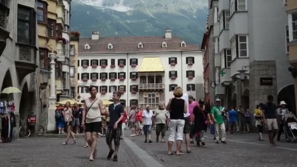 La gente che cammina per Innsbruck con il suo tetto dorato . — Video Stock