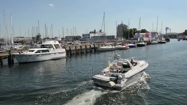 A marina de Warnemuende e partes da cidade velha podem ser vistas. Filmado do barco . — Vídeo de Stock