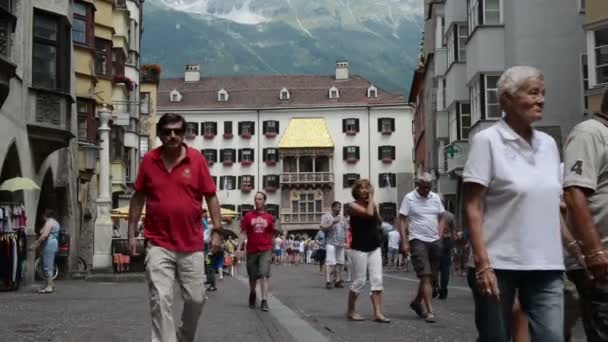 Innsbruck altın çatısı ile insanlar. — Stok video