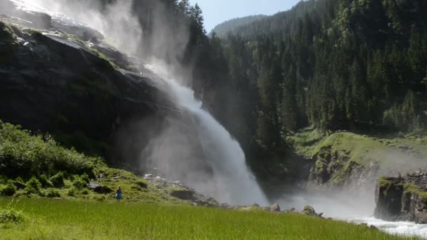 Personnes visitant les chutes d'eau de Krimml dans le cadre du parc national de High Tauern. La cascade de Krimml a une hauteur totale de 380 mètres — Video