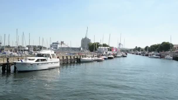 Marinaen i Warnemuende og deler av den gamle byen kan bli sett. Filmet fra båten . – stockvideo