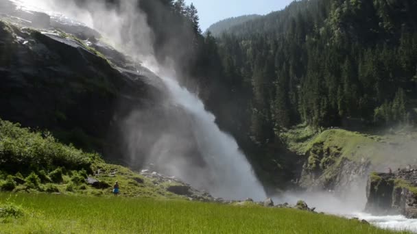 Οι άνθρωποι που επισκέπτονται οι καταρράκτες Krimml ως μέρος του εθνικού πάρκου υψηλής Tauern. Οι καταρράκτες Krimml έχει συνολικό ύψος 380 μέτρα. — Αρχείο Βίντεο