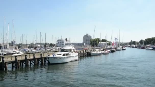 A marina de Warnemuende e partes da cidade velha podem ser vistas. Filmado do barco . — Vídeo de Stock