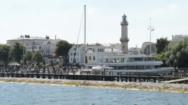 Marina Warnemuende ve ışık evi ve çay potu sanatçıları ile Neptune otel tarihi kentin parçaları. Warnemuende bulunan
