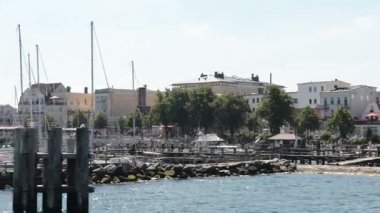 Marina Warnemuende ve ışık evi ve çay potu sanatçıları ile Neptune otel tarihi kentin parçaları. Warnemuende bulunan