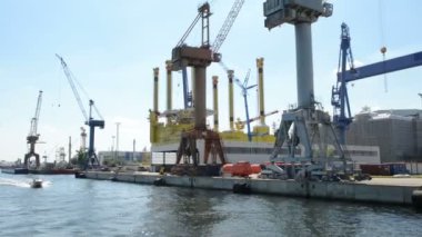 Warnow tersaneler ve sondaj platformu Borwin Beta yapım aşamasında olan bölümleri. Warnemuende bulunan 
