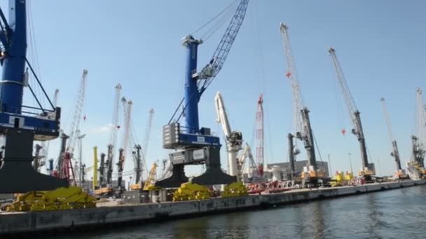 Fabbrica di produzione gru Liebherr nel porto marittimo di Rostock. . Situato a Warnemuende — Video Stock
