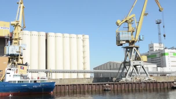 Puerto de grano de Warnemunde y Rostock. Un barco yace en el muelle para cargar. Al fondo, los silos de grano. Situado en Warnemuende — Vídeos de Stock