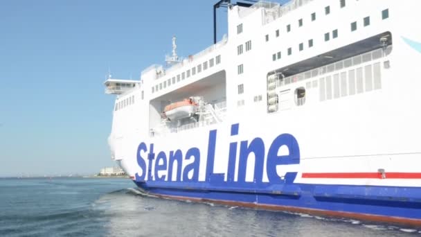 Firmy promowe Stena Line opuszcza port głębinowych do Danii. Położony w Warnemuende — Wideo stockowe