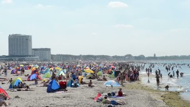 Люди на пляже в Варнемуэнде на берегу Балтийского моря . — стоковое видео