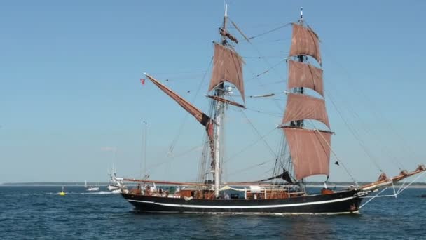 Un voilier à deux mâts navigue sur la mer Baltique. Les gens sont une planche profiter de la balade . — Video
