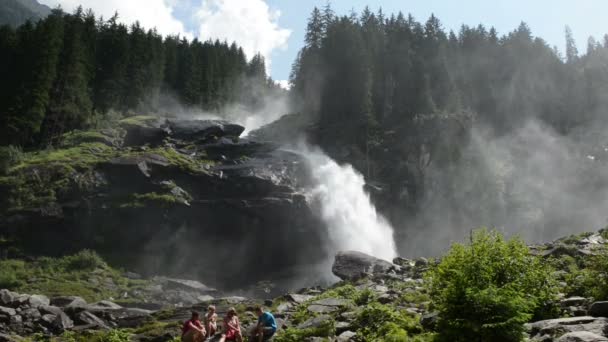 Visita alle cascate di Krimml in Austria . — Video Stock