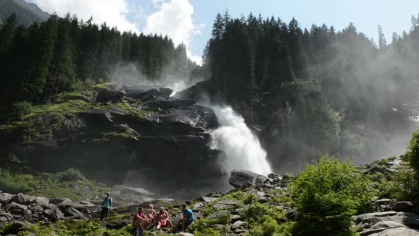 Personer att ta alook till Krimml vattenfall. Ligger vid Achental Krimmler - Krimml Achen dal i Österrike. — Stockvideo