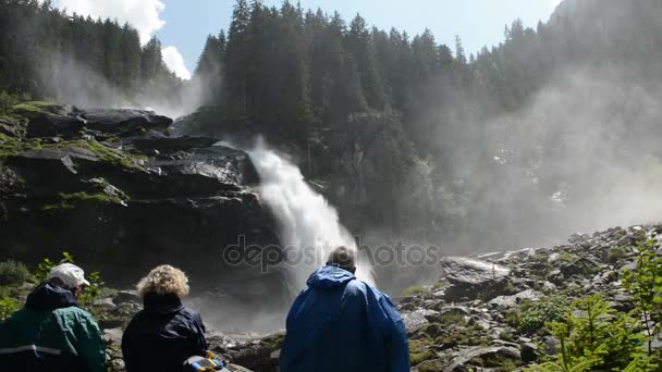 Persone che portano Alook alle cascate Krimml. Situato a Krimmler Achental - valle Krimml Achen in Austria . — Video Stock