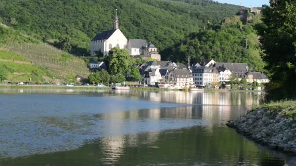 Paisaje urbano de Beilstein y el río Mosel. La gente y los coches están pasando. . — Vídeo de stock