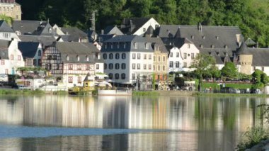 beilstein ve mosel Nehri'nin Cityscape. insanlar ve araçların geçirerek.