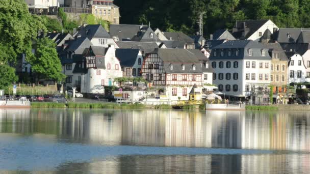 Panoráma beilstein a mosel řeky. lidé a automobily jsou kolem. — Stock video