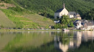 beilstein ve mosel Nehri'nin Cityscape. insanlar ve araçların geçirerek.