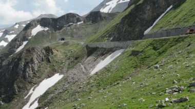 Alpler üzerinden grossglockner yol boyunca sürüş turist.