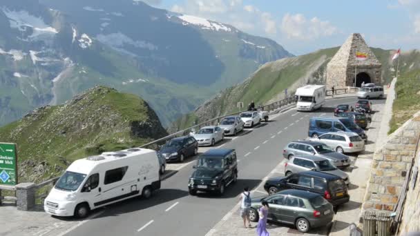 Parando no ponto de observação da estrada Grossglockner. 21. Julho de 2013, Grossglockner, Áustria — Vídeo de Stock