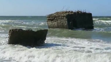 Wustrow Beach Baltık Denizi sahilinde. İkinci Dünya Savaşı dalgalar'yaşlı sığınak.