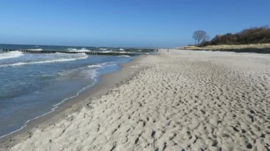 plaj ahrenshoop tepeleri ve reed evleri (Almanya ile in).